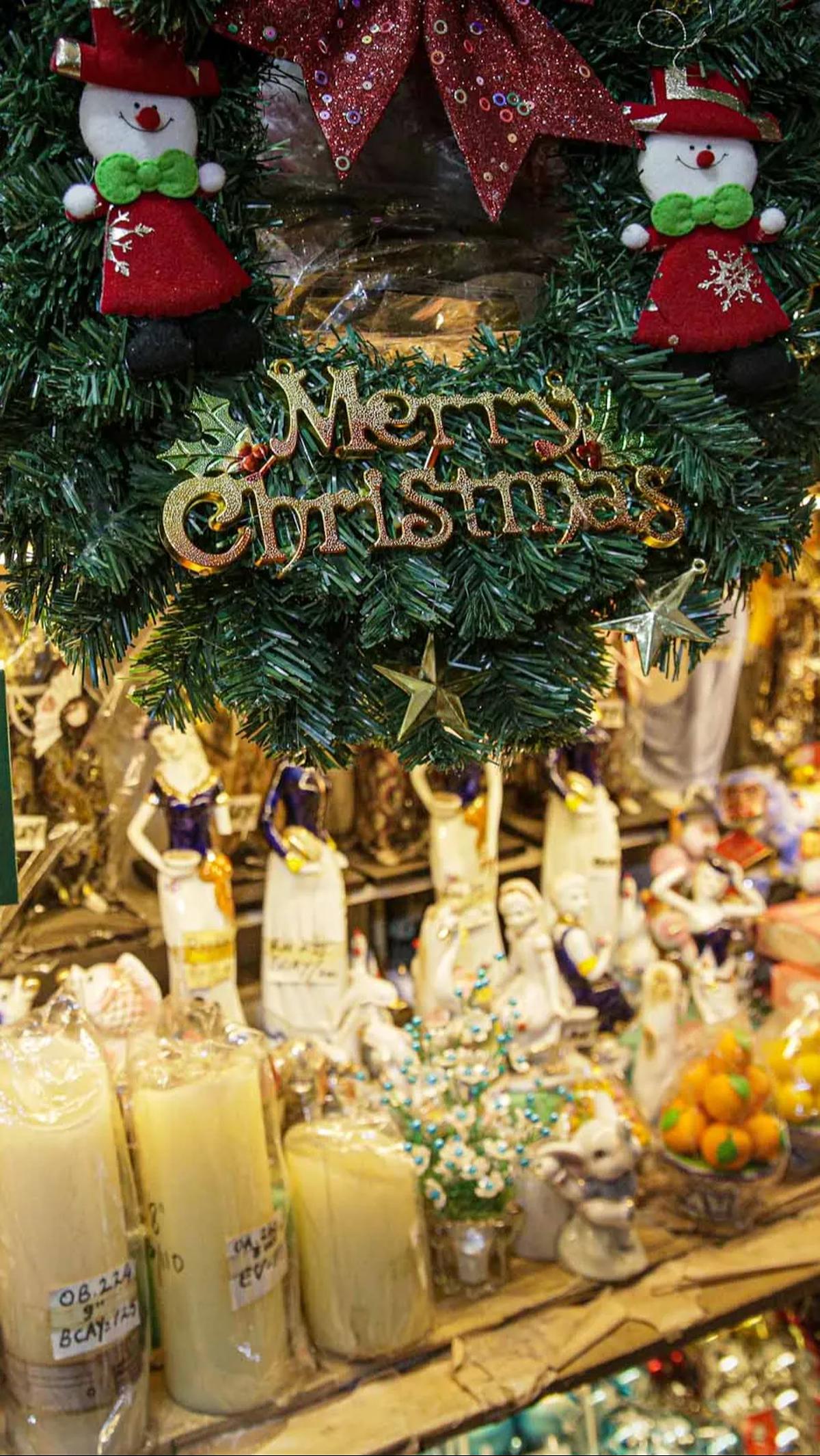 Beragam hiasan seperti pohon Natal hingga pernak-pernik kecil lainnya ada di pasar tersebut.