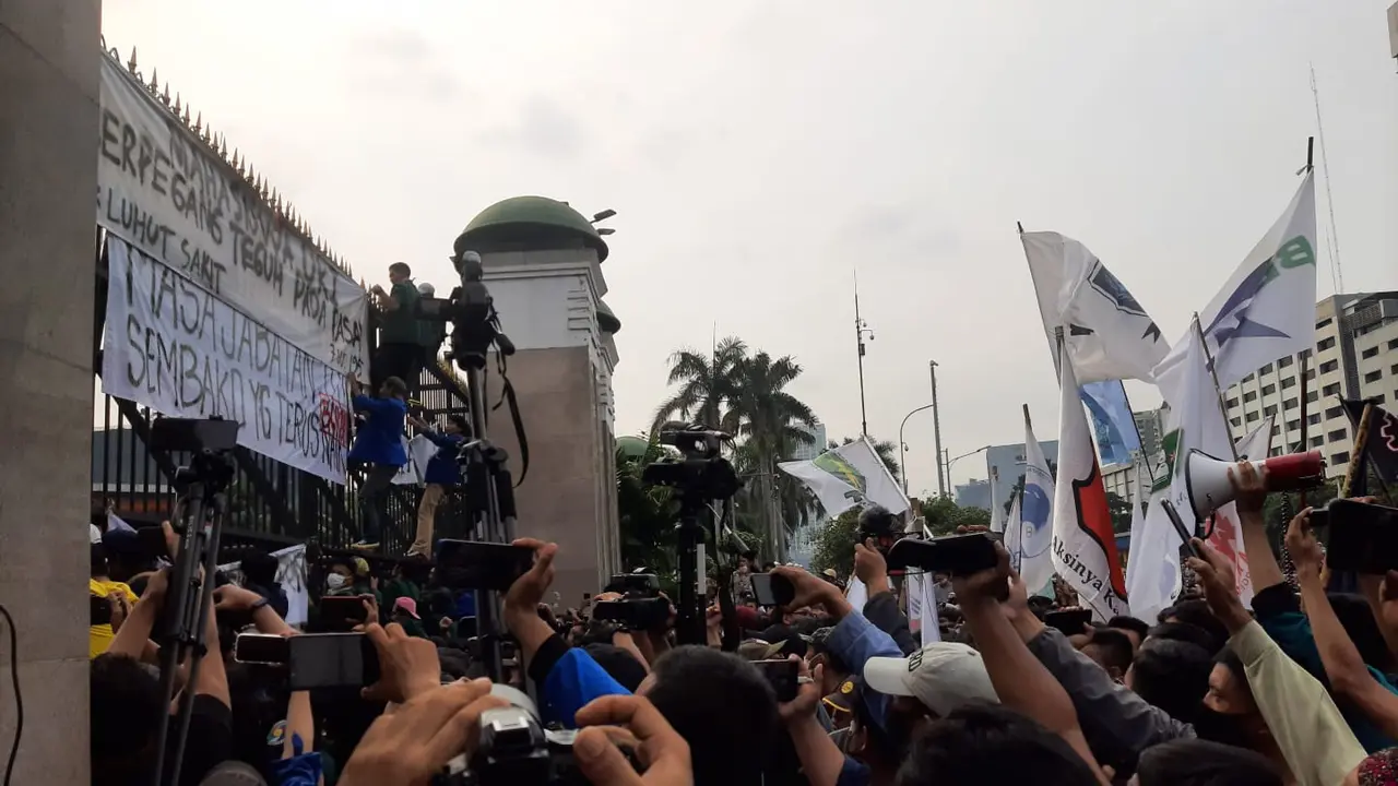 Sejumlah mahasiswa coba merusak pagar Gedung DPR, Senin (14/4/2022) (Liputan6.com / Ady Anugrahadi)