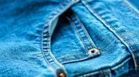 Kenapa ada kancing besi di kantong celana jeans Anda? Inilah penjelasannya. (Foto : travelandleisure.com)