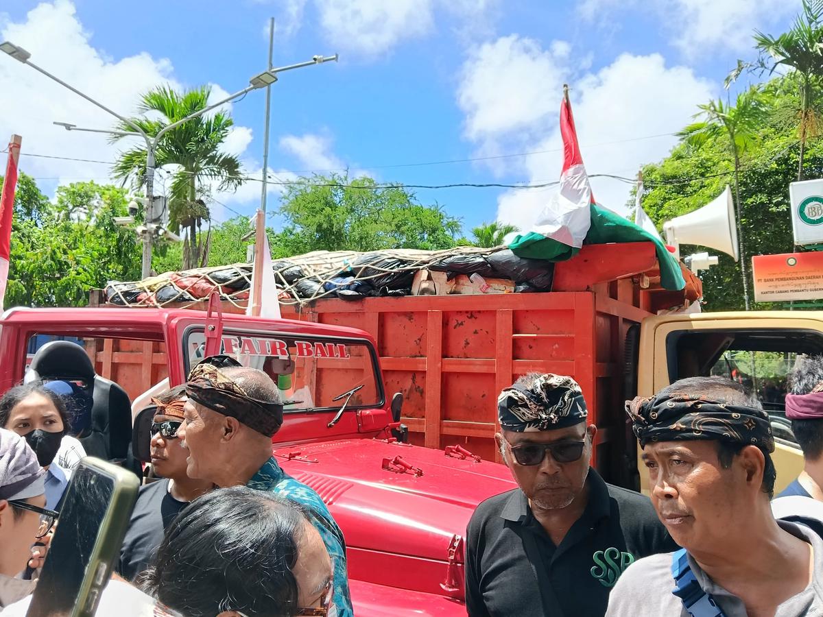 Kantor Gubernur Bali Digeruduk Ratusan Truk Sampah, Tolak Penutupan TPA Suwung Tanpa Solusi