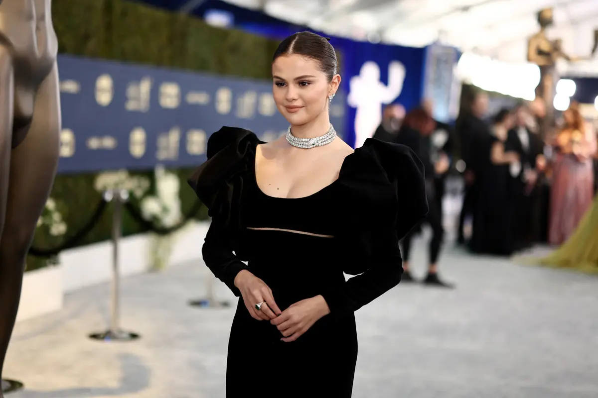 Selena Gomez Bertelanjang Kaki di Panggung SAG Awards 2022, Aksinya Dipuji Warganet