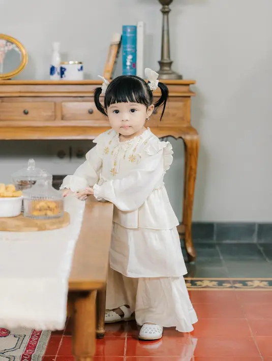 Putri Atta Halilintar dan Aurel Hermansyah, Ameena tampil menggemaskan dibalut blus dengan detail tiered dan celana kulot dari Raya Collection Bohopanna. [@bohopannaofficial]