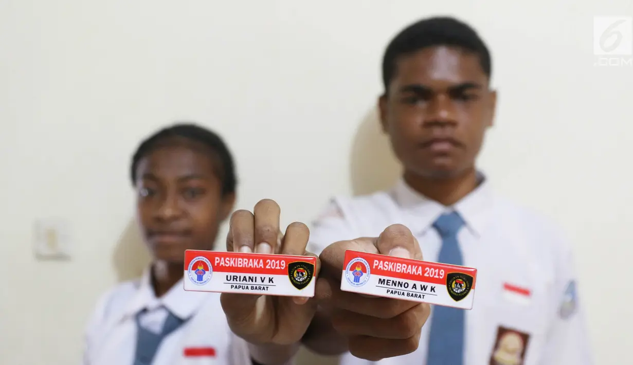Calon Paskibraka Nasional 2019 dari Papua Barat menunjukkan tanda peserta di Desa Bahagia Cibubur, Jakarta, Kamis (25/7/2019). Calon Paskibraka Nasional 2019 mengikuti pendidikan dan pelatihan pasukan pengibar bendera pusaka dari tanggal 25 juli sampai 23 Agustus 2019. (Liputan6.com/Herman Zakharia)