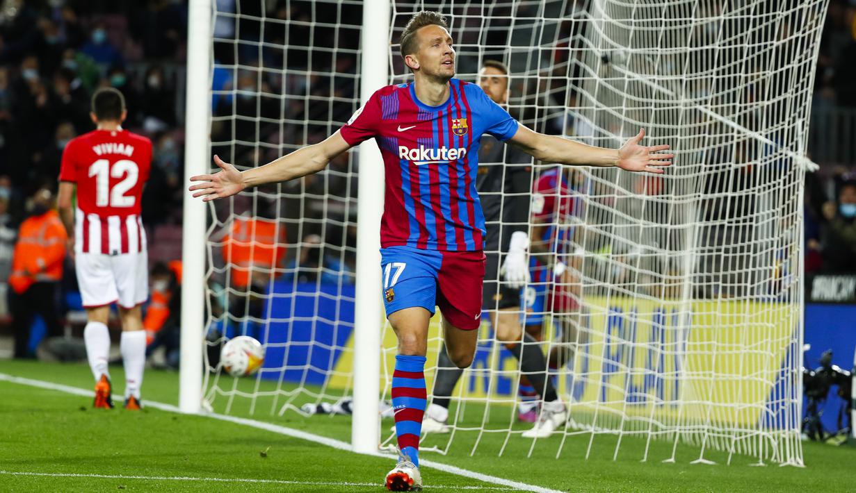 Penyerang Barcelona, Luuk de Jong berselebrasi usai mencetak gol ke gawang Athletic Bilbao selama pertandingan lanjutan La Liga Spanyol di di stadion Camp Nou di Barcelona, Spanyol, Senin (28/2/2022). Dengan kemenangan ini Barcelona berada di posisi keempat dengan 45 poin.  (AP Photo/Joan Monfort)
