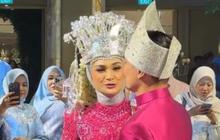 Romantis Banget, Potret First Dance Zumi Zola dan Putri Zulhas di Resepsi Pernikahannya - Cium Kening Mesra