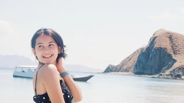 Momen Liburan Sandrinna Michelle di Labuan Bajo, Tampil Stylish. (Sumber: Instagram/sandrinna_11)