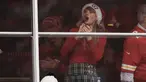 Taylor Swift menyaksikan pertandingan antara Las Vegas Raiders dan Kansas City Chiefs di Arrowhead Stadium, Missouri pada hari Natal, 25 Desember 2023. (AP Photo/Charlie Riedel)