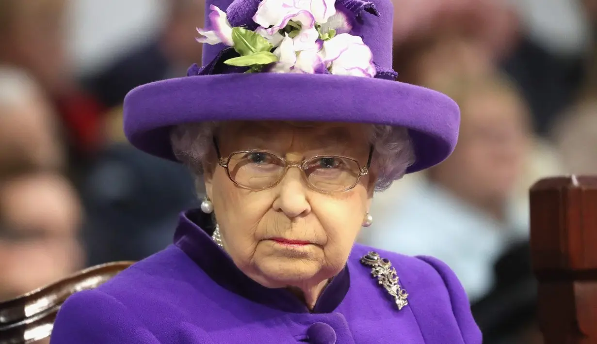 Ngg... tentu saja hal ini menjadi sangat awkward dan Ratu Elizabeth II langsung menutupi hidungnya. (The Nation)