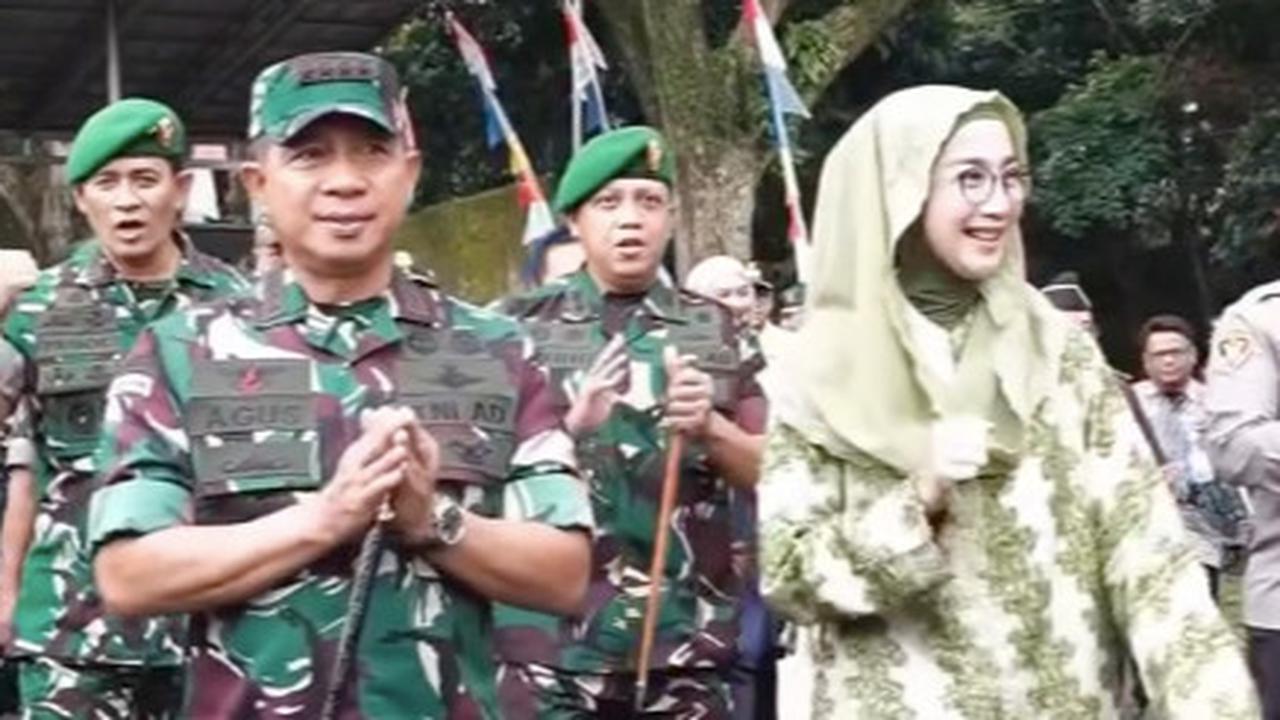 Momen Panglima TNI dan Artis Desy Ratnasari Serahkan Bantuan Kendaraan di Sukabumi, Endingnya Berangkatkan Umrah Prajurit