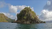 Pulau yang memiliki gua kedalaman 4 meter terlihat di kawasan perairan di Pantai Mutiara, Trenggalek, Jawa Timur, Sabtu (7/9/2019). Pantai Mutiara salah satu tujuan wisata yang sedang dikembangkan kabupaten Trenggalek. (Liputan6.com/Herman Zakharia)