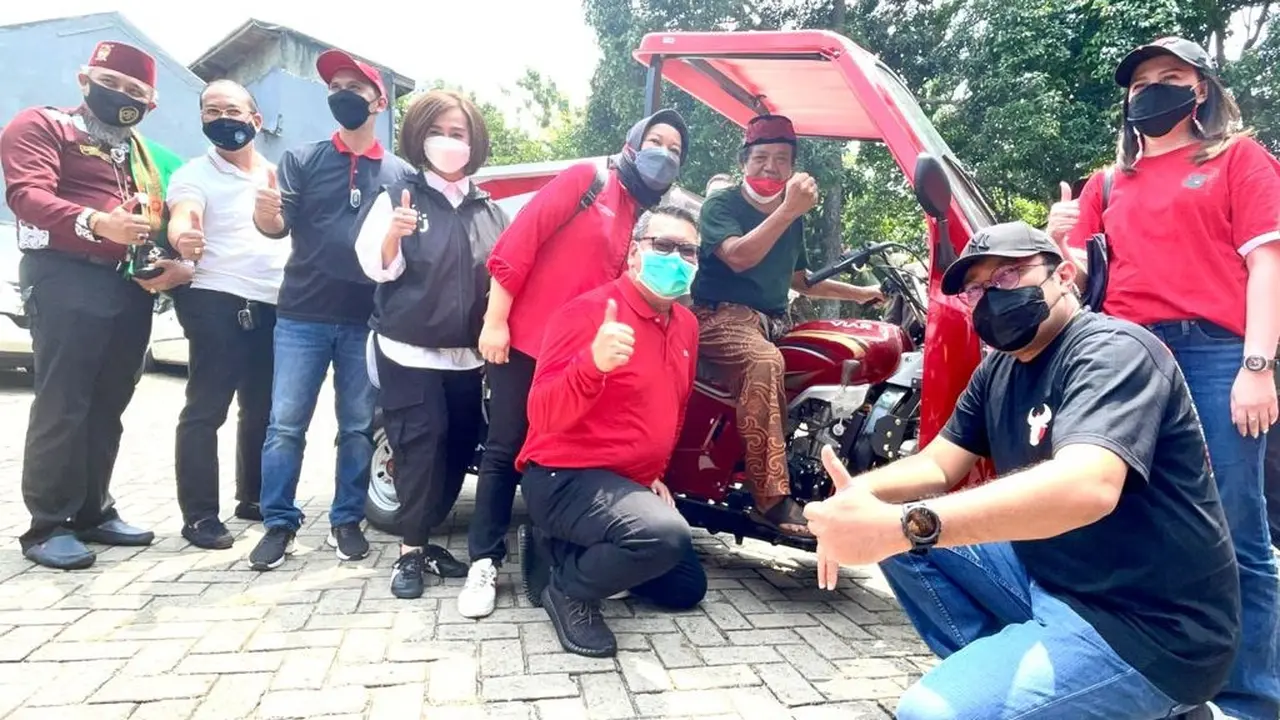 PDIP Serahkan Mini Truck untuk Bersihkan DAS Ciliwung.