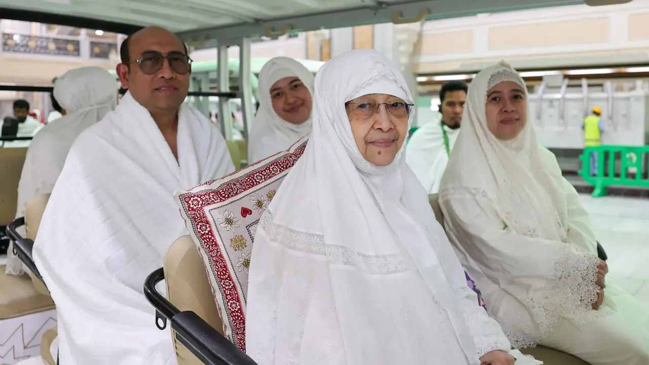 Presiden Kelima RI Megawati Soekarnoputri selesai menunaikan ibadah umrah bersama kedua anaknya, Ketua DPR RI Puan Maharani dan Mohamad Rizki Pratama.