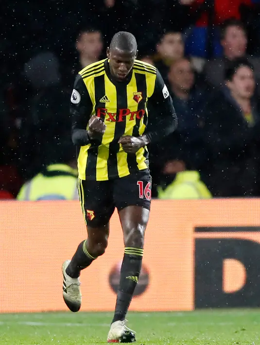 Pemain Watford, Abdoulaye Doucoure berselebrasi usai mencetak gol ke gawang Manchester City selama pertandingan lanjutan Liga Inggris di stadion Vicarage Road (4/12). City menang tipis atas Watford 2-1. (AP Photo/Frank Augstein)