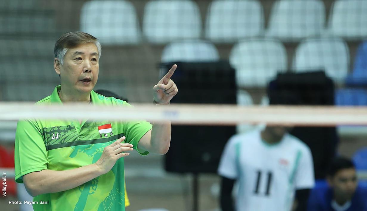 <p>Pelatih Timnas Voli Putra Indonesia, Jeff Jiang Jie memberi instruksi kepada pemainnya saat menghadapi Thailand pada laga perebutan peringkat ke-9 AVC Senior Championship 2023 di Hall 2 Ghadir Arena, Urmia, Iran, Sabtu (26/8/2023). Indonesia menang 3-0 (25-21, 25-23, 25-21) atas Thailand. (AVCVolley)</p>