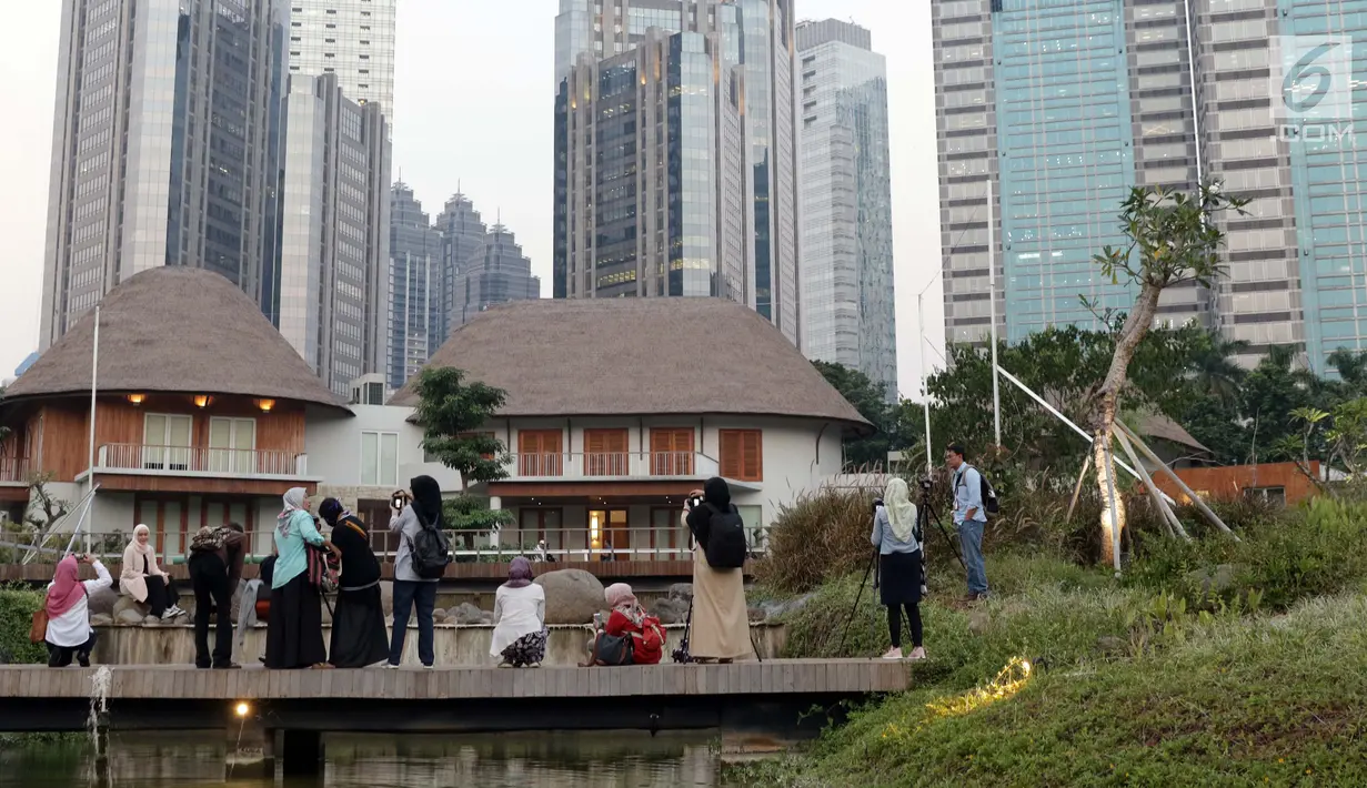 Warga menyalurkan hobi fotografi di area Hutan Kota Gelora Bung Karno, Jakarta, Kamis (20/6/2019). Sore hari banyak warga memanfaat waktu luang dengan berolahraga dan menyalurkan hobi fotografi di area Hutan Kota Gelora Bung Karno. (Liputan6.com/Helmi Fithriansyah)