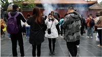 Lulusan sarjana membakar dupa di kuil untuk mendapatkan keberuntungan (Tangkapan layar dari website newsinfo.inquirer.net)