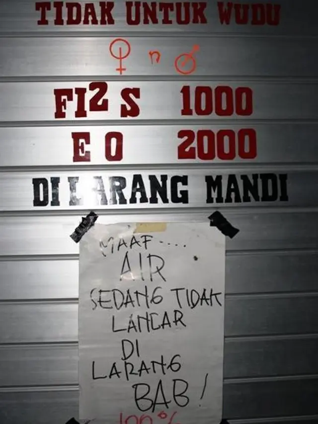 7 Pengumuman Tarif Toilet Ini Bikin Kamu Mikir Kalau Mau Buang Air