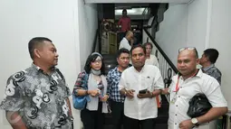 Relawan LRJ usai memberikan laporan tambahan di Polda Metro Jaya, Jakarta, Rabu (16/11). Relawan Jokowi tambahkan bukti laporan terkait dugaan penghinaan Presiden yang dilakukan Ahmad Dhani saat unjuk rasa beberapa waktu lalu. (Liputan6.com/Yoppy Renato)