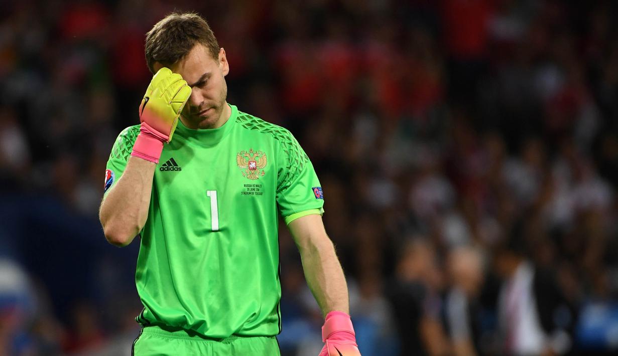 3. Igor Akinfeev (Rusia) -  Kapten Rusia, Igor Akinfeev, harus menanggung malu karena tidak lolos dari fase Grup meski tampil sebagai tuan rumah. Kegagalan ini juga menyebabkan publik meragukan kualitas tim jelang Piala Dunia 2018. (AFP/Pascal Guyot)