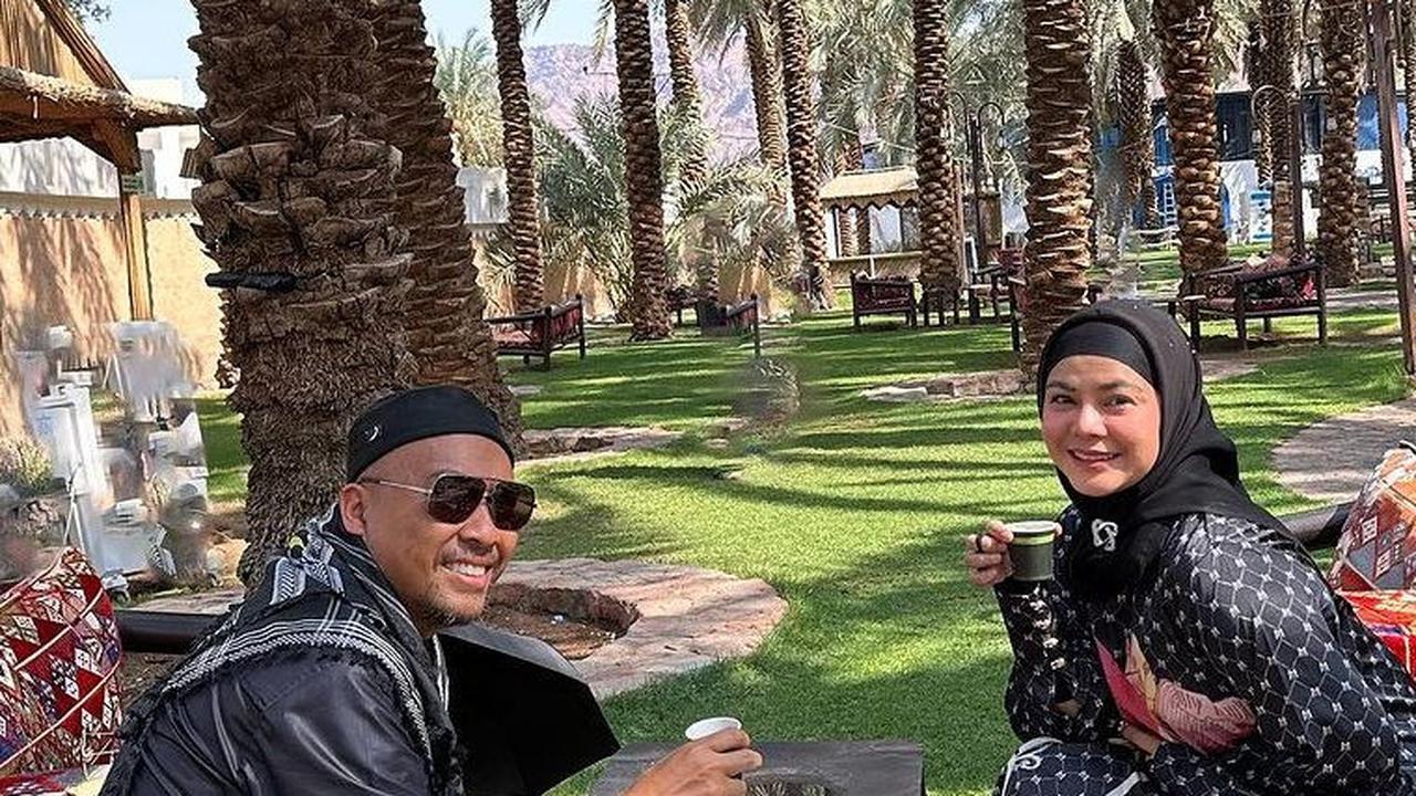 Tampil Serasi dengan Sang Suami