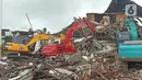 Sejumlah alat berat tengah melakukan pembersihan puing-piung reruntuhan kantor Guvernur Sulawesi Barat untuk mengevakuasi dua petugas keamanan, yakni Isra dan Rahman yang terjebak di reruntuhan itu.  (Liputan6.com/Abdul Rajab Umar)