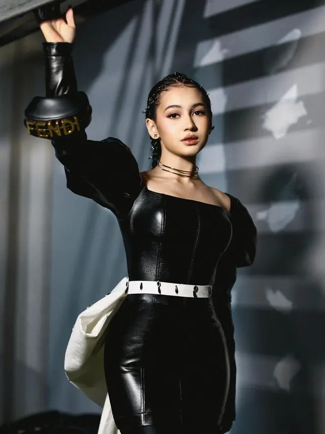 Tampil Menawan, Ini 7 Potret Sandrinna Michelle Dalam SCTV Awards 2022