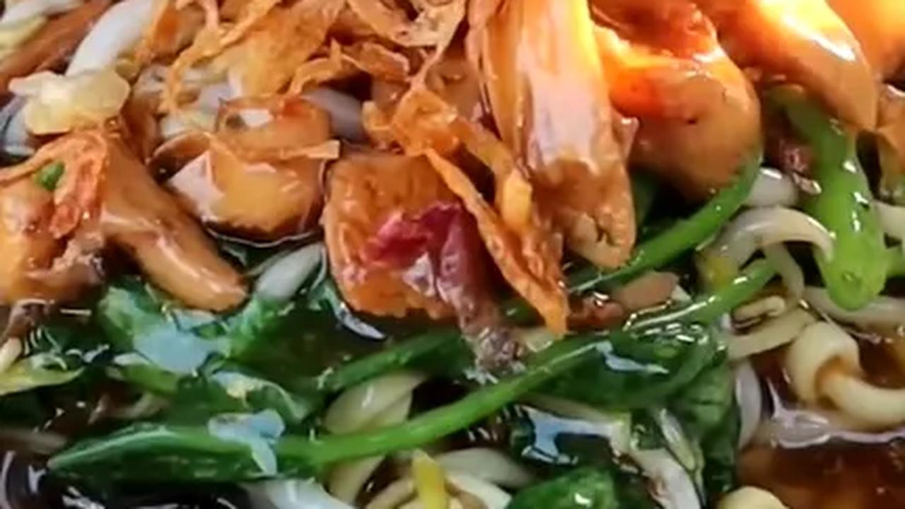 Mencicipi Nikmatnya Mie Kangkung Langka dari Betawi, Kuahnya Kental Bikin Ketagihan