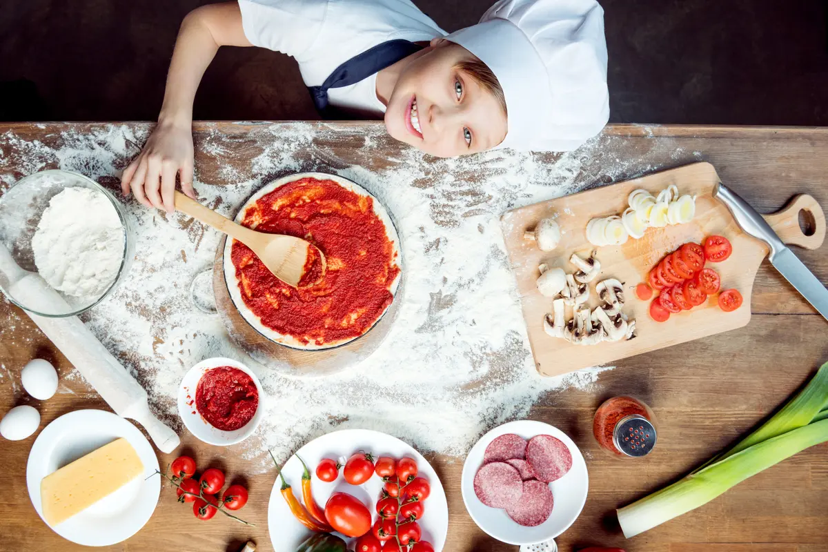 Ilustrasi Anak, Remaja, Makan, dan Makanan Pedas (iStockphoto)