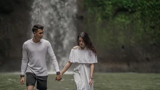 Jarang Tersorot, Ini 6 Potret Kebersamaan Kiper Nadeo Argawinata dan Istri