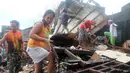 Warga merapihkan puing puing di desa Pigcale pesisir pantai yang terkena Topan Melor, di kota Legazpi, provinsi Albay, Filipina (15/12). Dasyat Topan Melor menyebabkan banjir, badai 800.000 orang dievakuasi dari Filipina tengah. (REUTERS/Rhaydz Barcia)