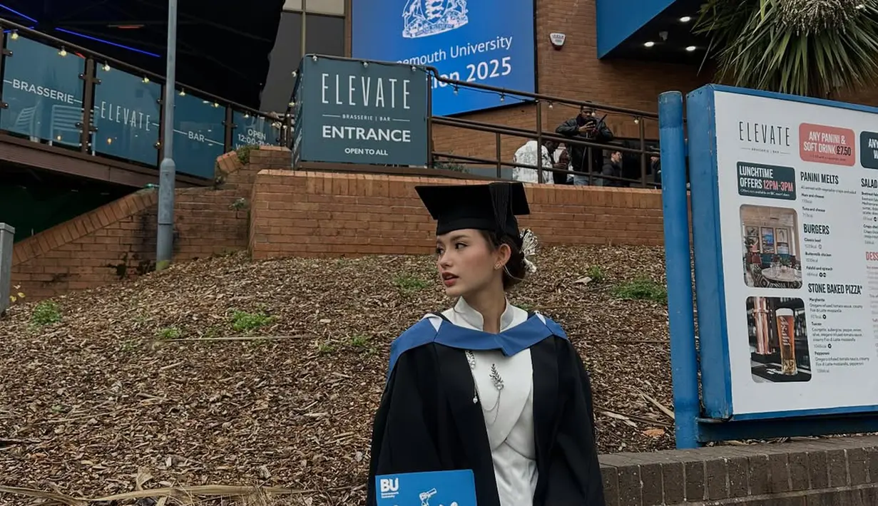 Sarah Menzel lengkapi tampilan wisudanya dengan bros silver yang estetik sembari pamerkan ijazah [@sarah_menzel]