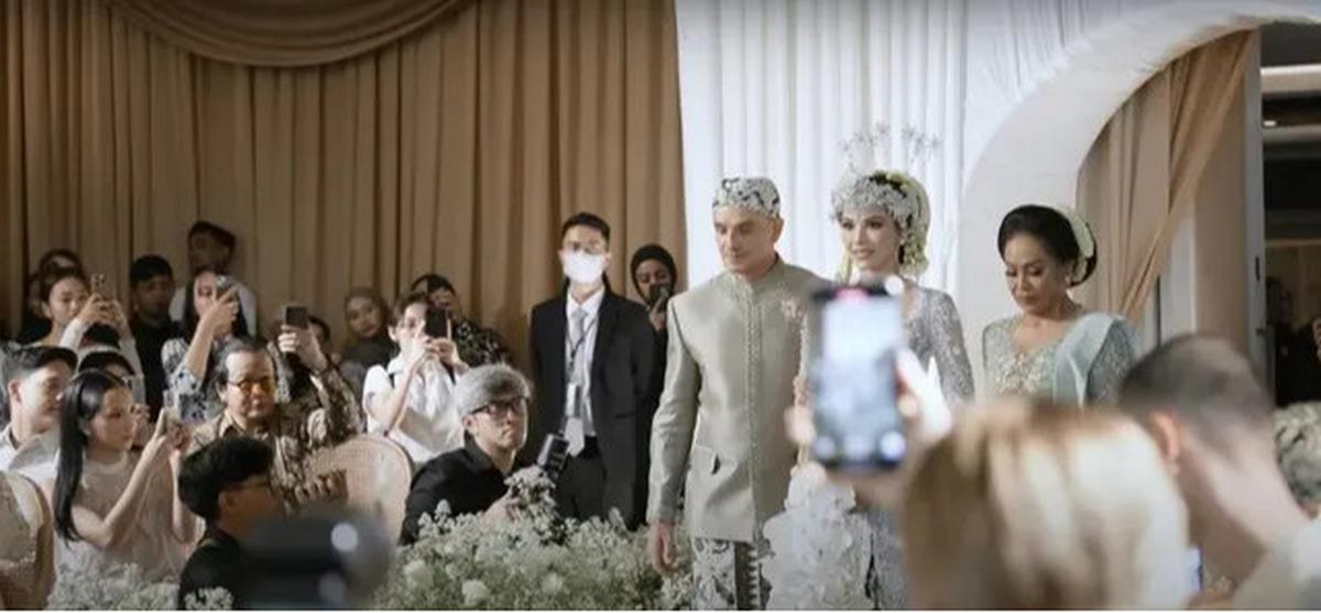 Potret Detail Dekorasi Akad Nikah Al Ghazali dan Alyssa Daguise, Elegan dengan Nuansa Gold dan Putih