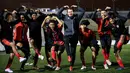 Pemain Korea-Korea Selecao foto bersama dengan pelatih Victoria Clube de Lisboa, Miguel Saragaco, setelah sesi latihan hari keempat, Minggu (24/11/2024). (Bola.com/Bagaskara Lazuardi)