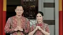 Kerap tampil dengan dress Batik, gaya bersahaja Annisa Pohan tak pernah gagal pancarkan aura bersahaja. Kali ini, dress bergaya kerah Shanghai hadirkan kesan yang semakin istimewa. [Foto: Instagram/ Annisa Pohan]