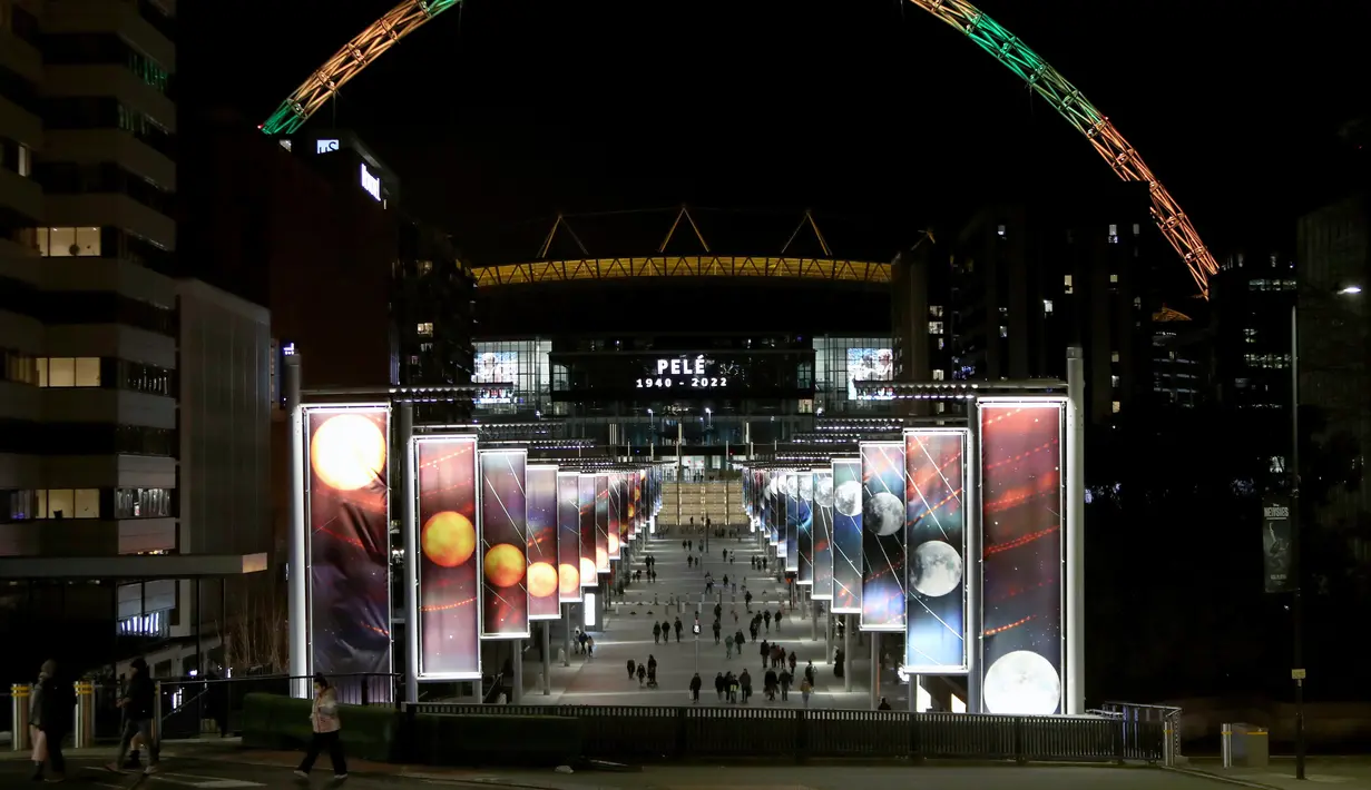 Lengkungan Stadion Wembley menyala dengan warna Brasil setelah pengumuman bahwa mantan pemain sepak bola Brasil Pele meninggal dunia, London, Inggris, 29 Desember 2022. Edson Arantes do Nascimento atau yang dikenal sebagai Pele, raja sepak bola Brasil yang menang rekor tiga Piala Dunia dan menjadi salah satu tokoh olahraga paling berwibawa abad lalu, meninggal pada usai 82 tahun di di Sao Paulo. (Kieran Cleeves/PA via AP)