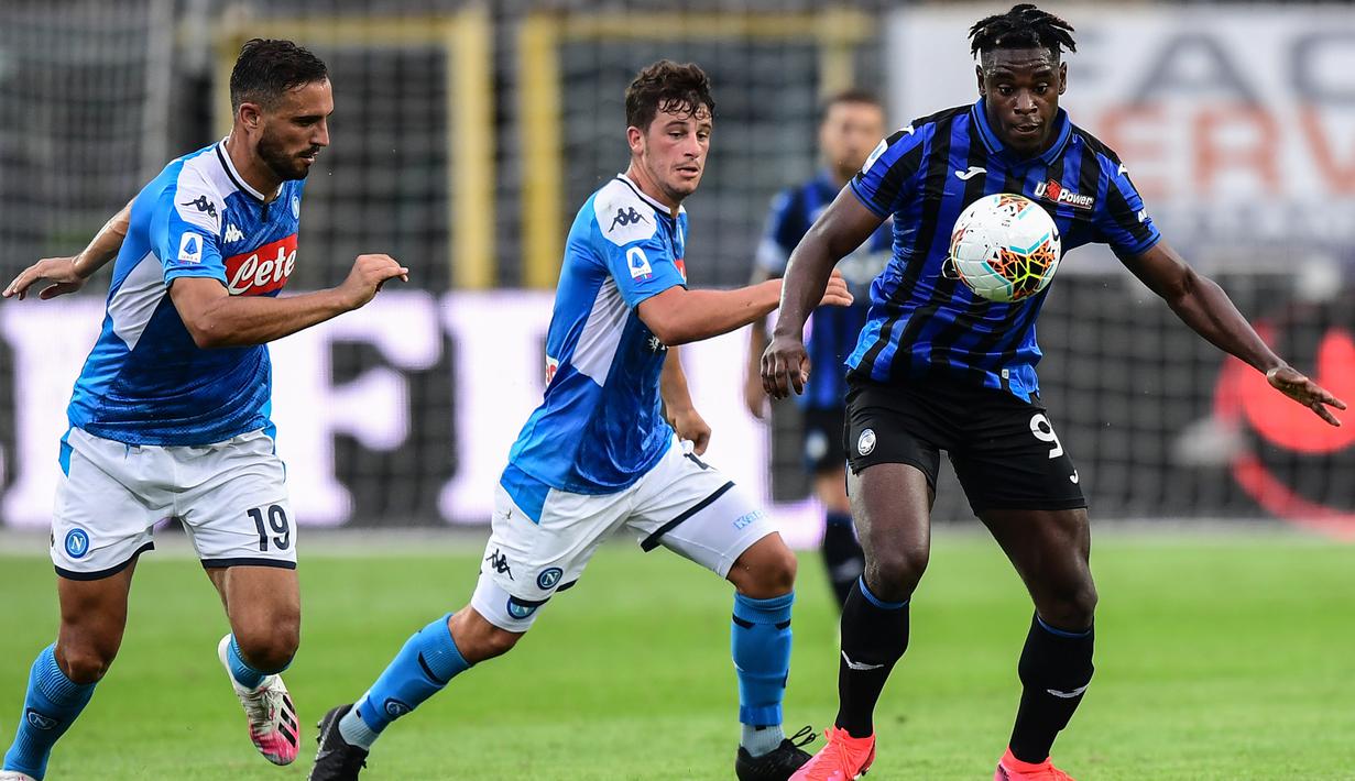 Penyerang Atalanta, Duvan Zapata, berusaha melewati pemain Napoli pada laga lanjutan Serie A pekan ke-29 di Gewiss Stadium, Jumat (3/7/2020) dini hari WIB. Atalanta menang 2-0 atas Napoli. (AFP/Miguel Medina)