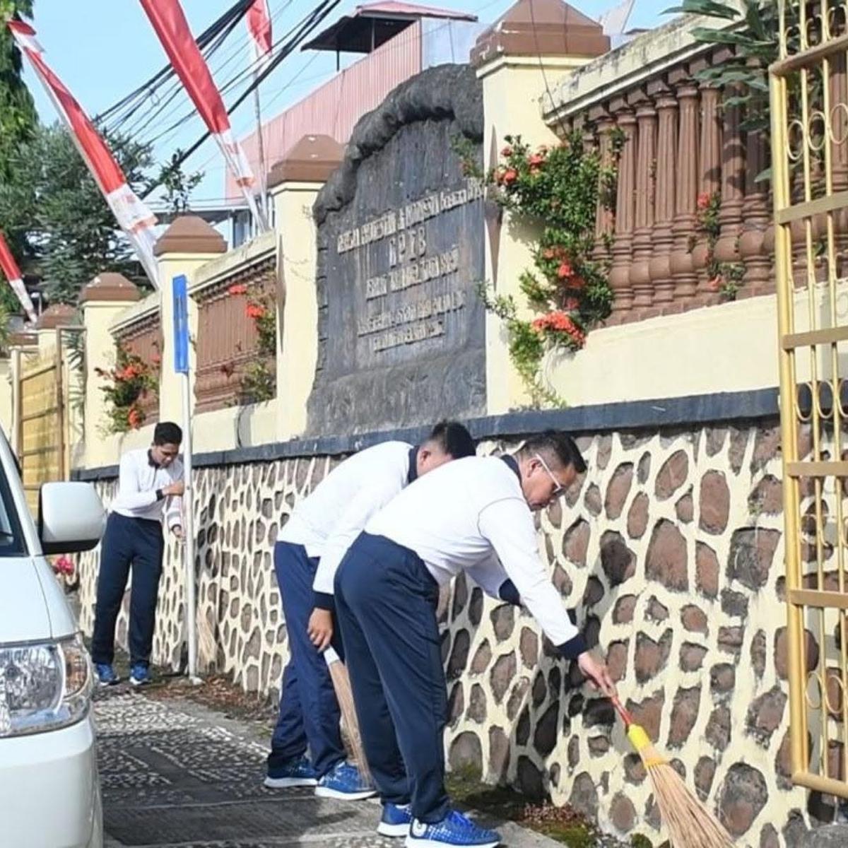 Prajurit TNI AL Bantu Bersih-bersih Gereja Jelang Perayaan Natal