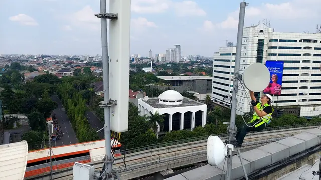 Tim jaringan XL memastikan jaringan XL Axiata siap melayani penumpang LRT jika transportasi ini telah beroperasi penuh. (Foto: Corpcomm XL Axiata)