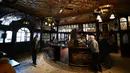 Orang-orang minum di pub Philharmonic Dining Rooms di Liverpool, Inggris pada 11 Februari 2020. Pub yang mendapat sebutan The Phil itu dibangun pada tahun 1898 oleh arsitek Walter W Thomas selama "zaman keemasan" pub di abad ke-19. (Paul ELLIS / AFP)