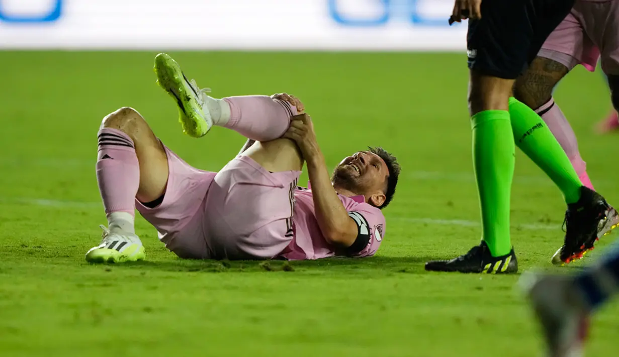 Selain Lionel Messi, Sergio Busquets juga menjalani debut pada pertandingan ini. Kendati demikian kehadiran Messi dan Busquets belum banyak membantu Inter Miami. Alih-alih mencetak gol, Inter Miami justru kebobolan pada menit ke-65 melalui Uriel Antuna. (AP Photo/Lynne Sladky)