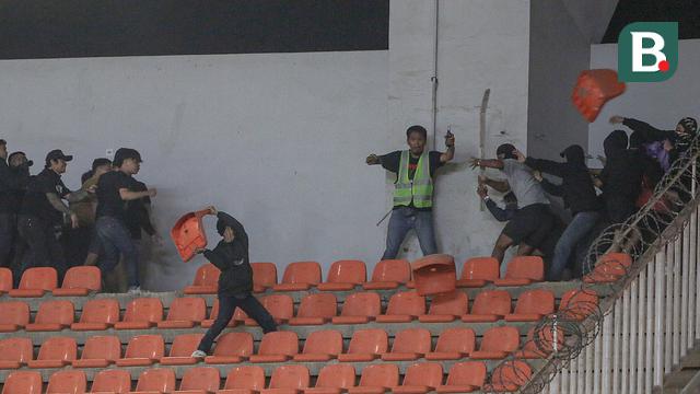 Foto: Laga Persib Vs Persis Sempat Dihentikan Akibat Bentrok Antar Suporter