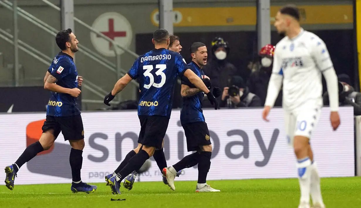 Pemain Inter Milan Stefano Sensi melakukan selebrasi usai mencetak gol ke gawang Empoli pada pertandingan sepak bola Coppa Italia di Stadion San Siro, Milan, Italia, 19 Januari 2022. Inter Milan menang 3-2. (AP Photo/Antonio Calanni)