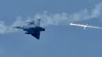 Sebuah jet tempur Mirage buatan Prancis meluncurkan suar selama Latihan Han Kuang tahunan, di laut dekat pelabuhan angkatan laut Suao di daerah Yilan, Taiwan, Selasa (26/7/2002). (AFP Photo/Sam Yeh)