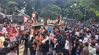 Sejumlah mahasiswa yang tergabung dalam Gerakan Mahasiswa Peduli Rakyat (Gempur) melaporkan Wakil Ketua DPR RI Muhaimin Iskandar atau Cak Imin ke Komisi Pemberantasan Korupsi (KPK), Jumat (9/8/2024). (Ist)