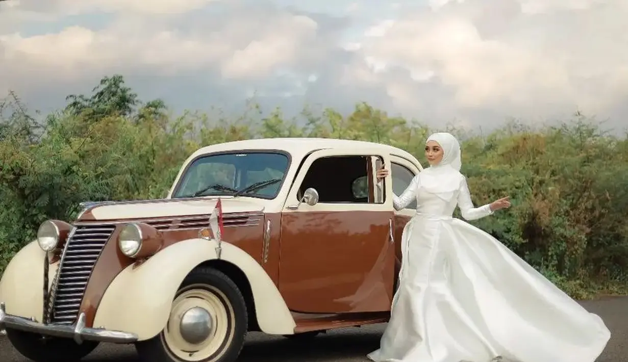 Penampilan pelantun Suara Hati  ini pun dilengkapi dengan hijab putih yang dibentuk lilit ke belakang. Serta pulasan makeup natural yang flawless. (Instagram/eganoviantika_98).