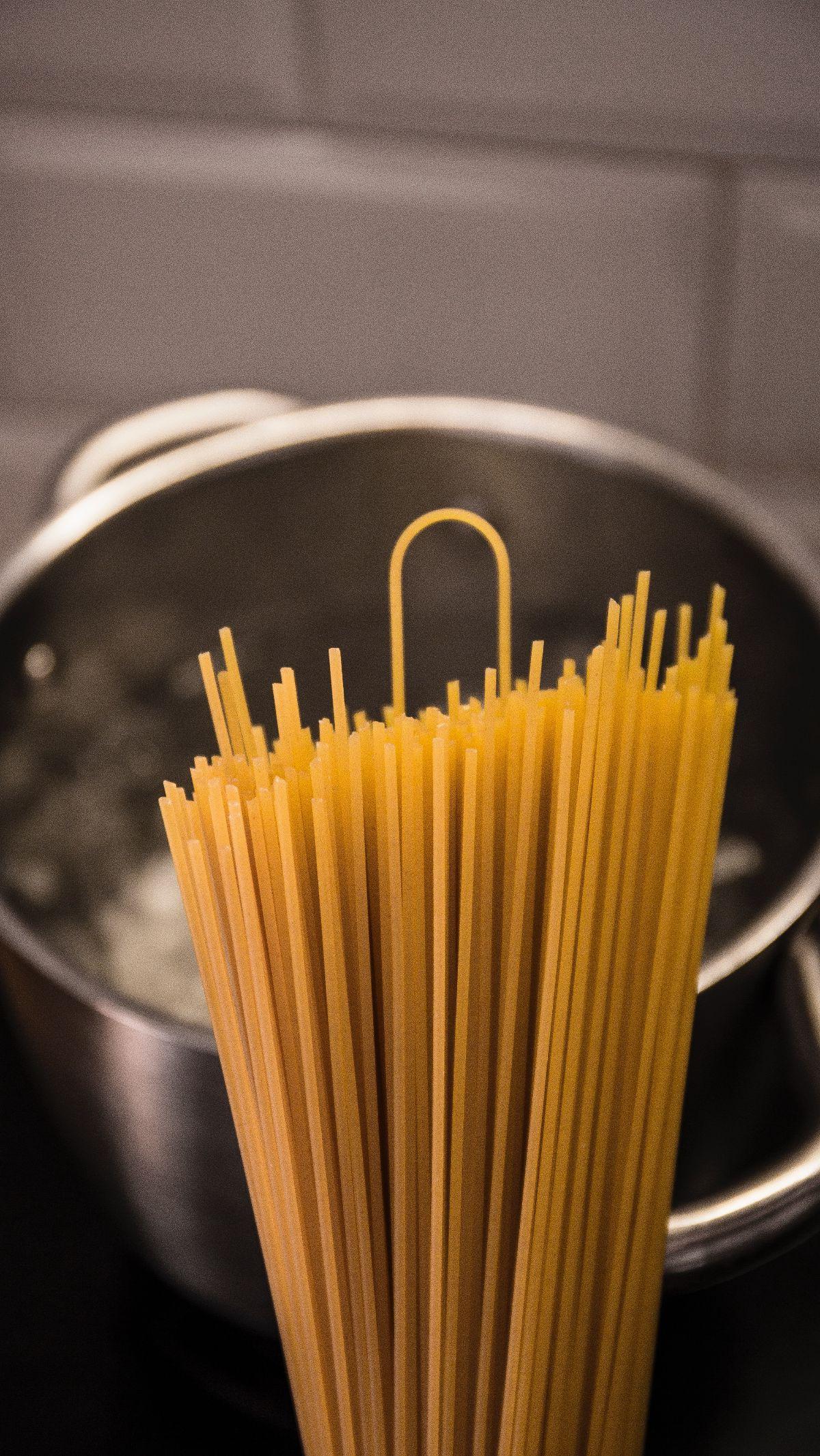 Ada banyak resep spaghetti yang populer dan cocok dengan selera serta lidah banyak orang. Di antaranya adalah spaghetti aglio olio, carbonara, marinara, pesto, bolognese, dan alfredo. Resep spaghetti tersebut bisa dengan mudah Anda temui di restoran-resto