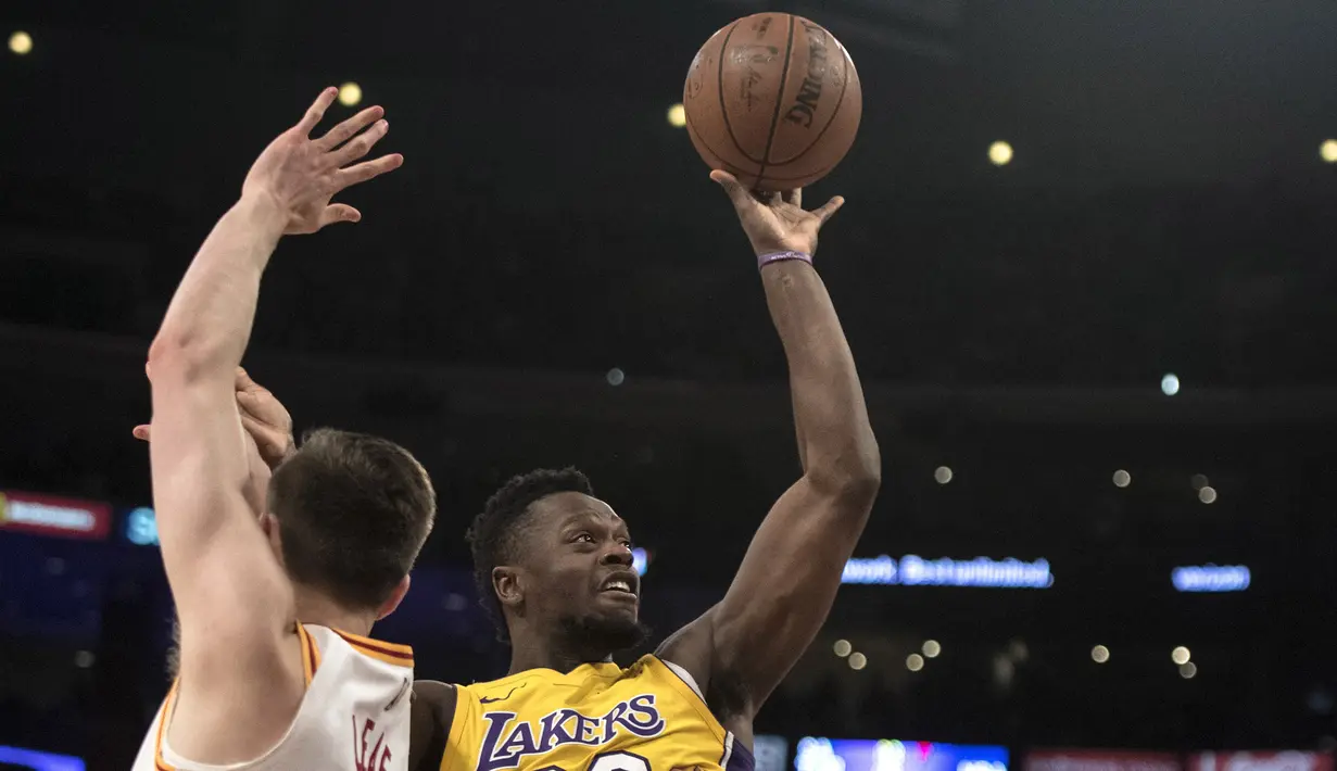 Pemain Los Angeles Lakers, Julius Randle (kanan) berusaha memasukan bola saat diadang pemain Indiana Pacers, T.J. Leaf, pada lanjutan NBA basketball game di Staples Center, Los Angeles, (19/1/2018). Lakers menang 99-86. (AP/Kyusung Gong)