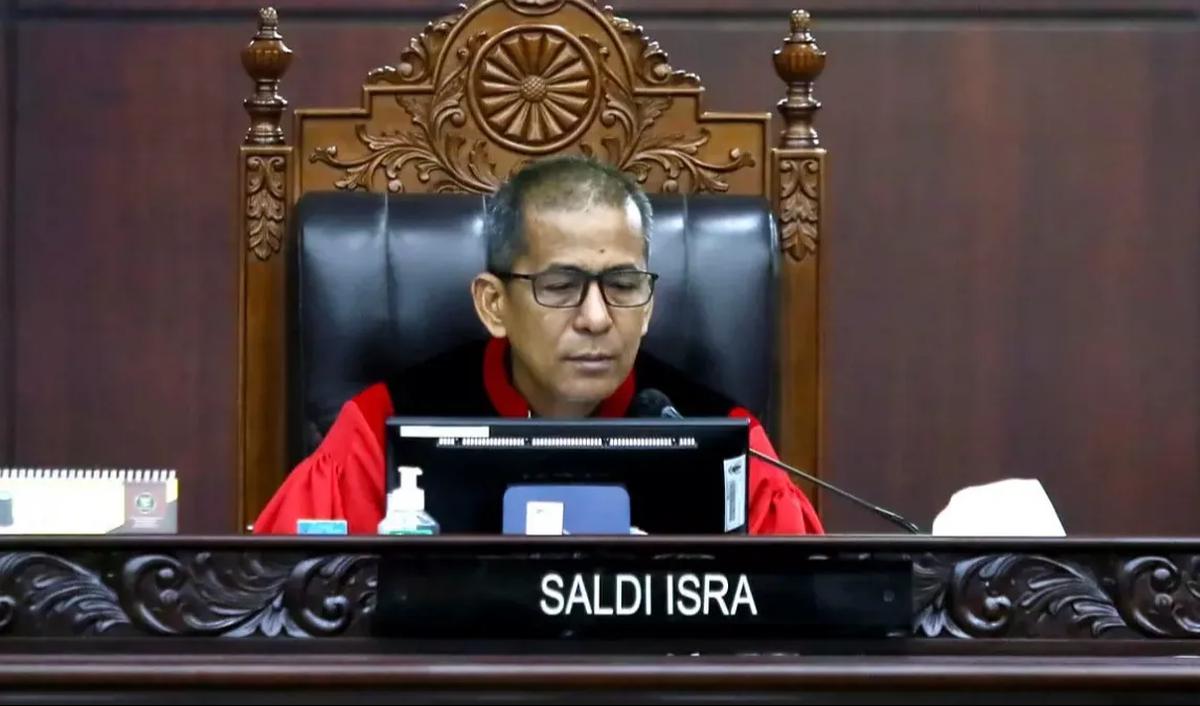 "Beliau menyimak, mendengar, dan memperhatikan keputusan Mahkamah Konstitusi sebagai sebuah keputusan yang final dan mengikat," kata dia.<br>