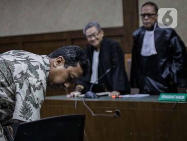 Terdakwa kasus suap jual beli jabatan di lingkungan Kemenag Romahurmuziy usai menjalani sidang vonis di Pengadilan Tipikor Jakarta, Senin (20/1/2020). Mantan Ketum PPP itu divonis pidana penjara selama dua tahun dan denda Rp100 juta subsider tiga bulan kurungan. (Liputan6.com/Faizal Fanani)