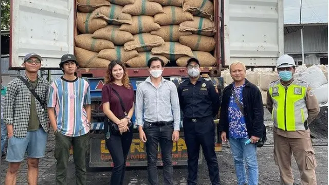 Steven Stenly (tengah kemeja putih) saat mengekspor jambu mete di pelabuhan Kendari.(Liputan6.com/ig Steven Stenly)